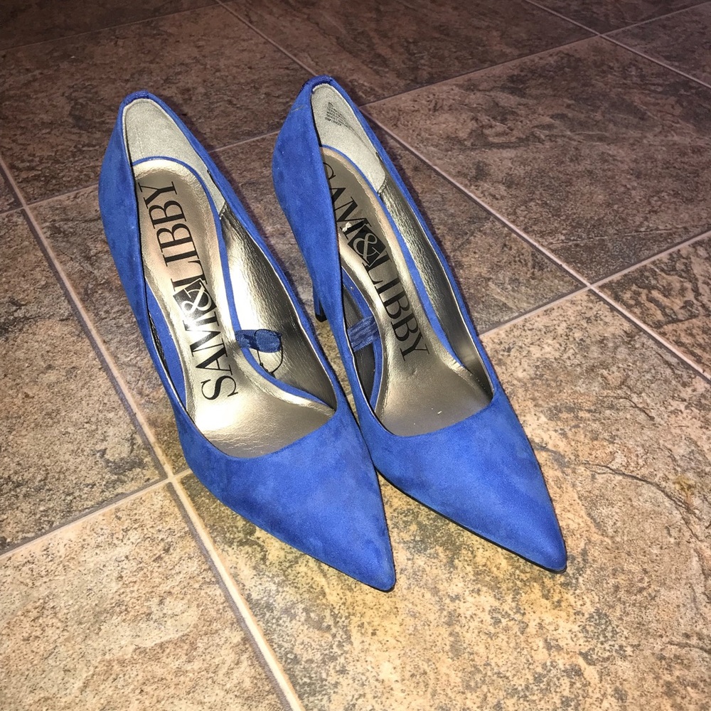 Blue pointed toe pumps